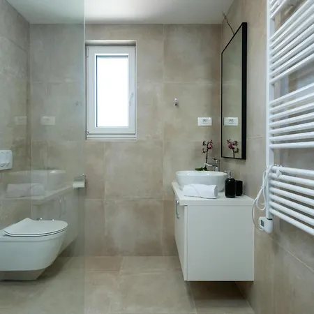 Awesome In With Outdoor Swimming Pool *