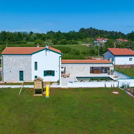 Awesome In With Outdoor Swimming Pool *