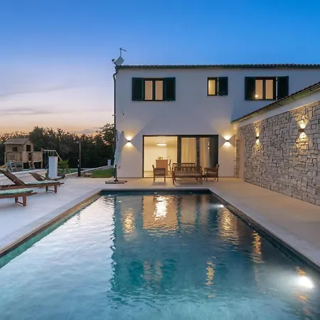 Awesome In With Outdoor Swimming Pool Nyaraló *